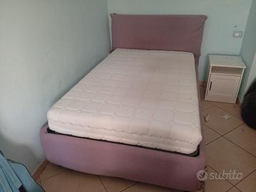 letto, comodino e materasso