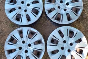 cerchi e borchie R 15, ET 39 Toyota