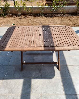 Tavolo in legno da giardino 