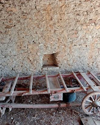 Carro agricolo antico in legno