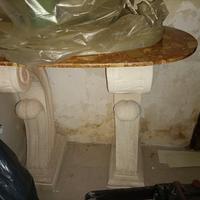 tavolino in marmo con colonne doriche 