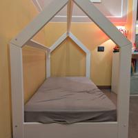 Letto montessoriano stile scandinavo.