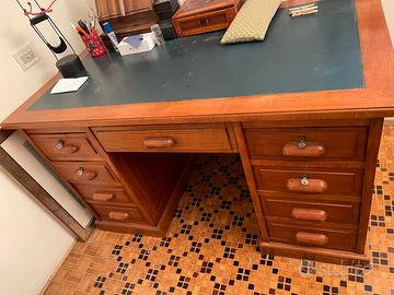 Scrivania ministeriale italiana