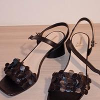 sandali in pelle nera con lavorazione a fiori 