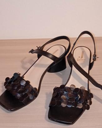 sandali in pelle nera con lavorazione a fiori 