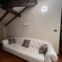 Divano elegante in pelle bianca con strass