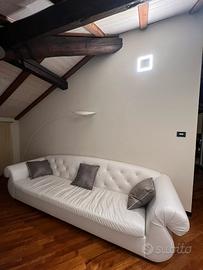 Divano elegante in pelle bianca con strass