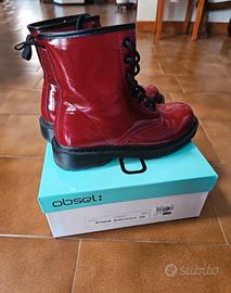 Anfibi color rosso lucido