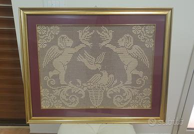 Quadro con centrino ricamato a mano