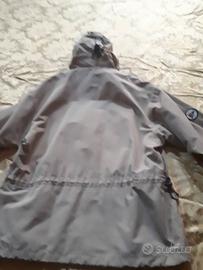 Giacca impermeabile per trekking in montagna.