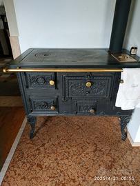 STUFA IN GHISA AUSTRIACA CON DECORI - PEZZO LUXURY