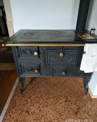 STUFA IN GHISA AUSTRIACA CON DECORI - PEZZO LUXURY