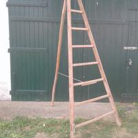 Scala vecchia in legno della civiltà contadina