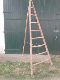 Scala vecchia in legno della civiltà contadina