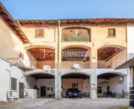 TRILOCALE IN CORTE CON SPAZIO ESTERNO E POSTO AUTO