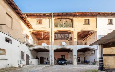 TRILOCALE IN CORTE CON SPAZIO ESTERNO E POSTO AUTO