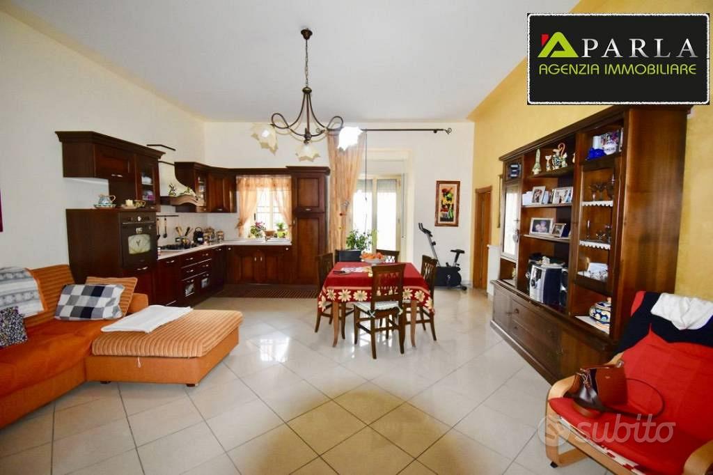 Palazzo / Stabile di 375 m² con più di 5 locali a - Altro