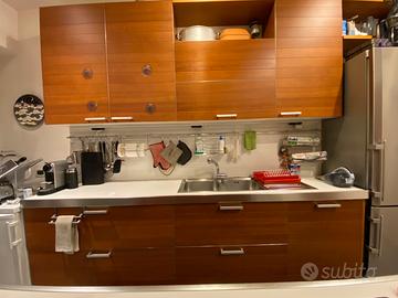 Cucina moderna in ciliegio