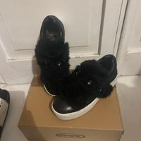 Scarpa nera in pelle con apertura a strappo