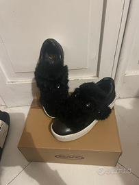 Scarpa nera in pelle con apertura a strappo