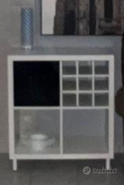 Mobile bianco Kallax ikea con divisorio vino