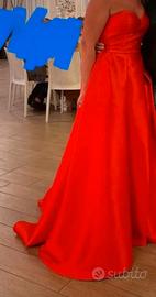 Abito da sposa Pronovias rosso con scollo a cuore