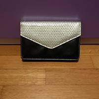 elegante pochette da mano nera e argentata