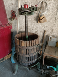 Torchio idraulico per uva