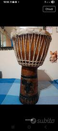 djembe, un tradizionale tamburo africano a calice
