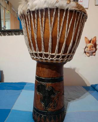 djembe, un tradizionale tamburo africano a calice