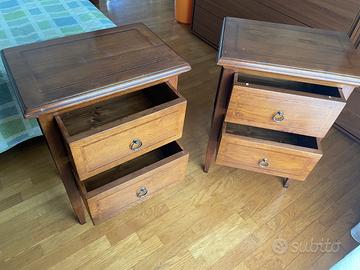 Coppia comodini in legno in stile classico