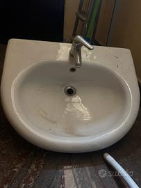 Lavandino in ceramica pesante integro