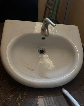 Lavandino in ceramica pesante integro