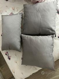 Tre cuscini in raso Caleffi