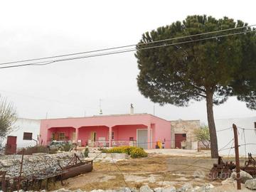 Rustico / Casale di 120 m² con 5 locali a Noci