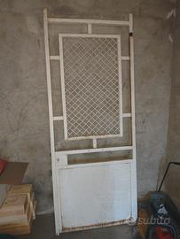 Porta in ferro robusta con serratura