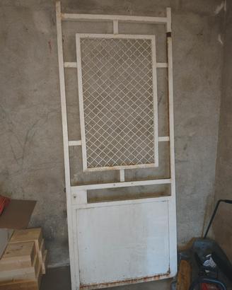 Porta in ferro robusta con serratura