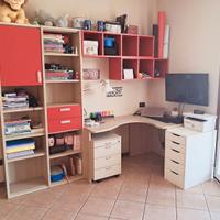 Scrivania ad angolo con libreria e pensili