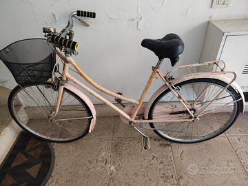 Bici da donna da città con cestino e portapacchi