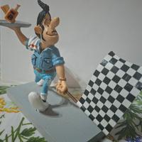 barista in miniatura con bandiera