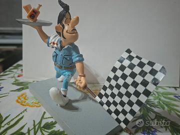 barista in miniatura con bandiera