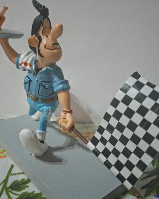 barista in miniatura con bandiera