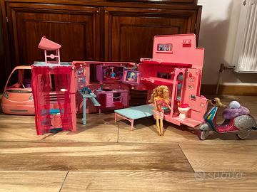 Camper di Barbie con accessori e motorino