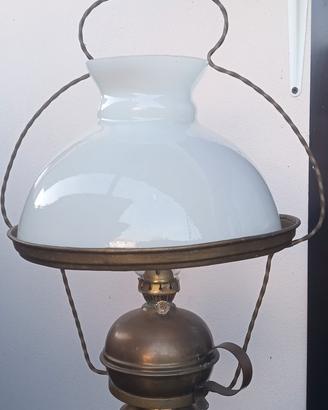 antica lampada a petrolio 