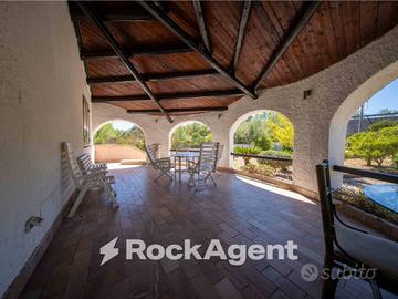 VILLA INDIPENDENTE CON GIARDINO