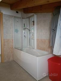 Vasca da bagno con doccia 