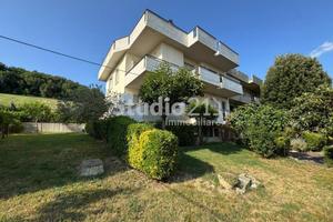 Villa di 220 m² con più di 5 locali e box auto a L