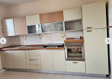 CUCINA COMPLETA,  MOBILE TV, TAVOLO E SEDIE
