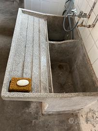 Lavatoio in cemento doppia vasca