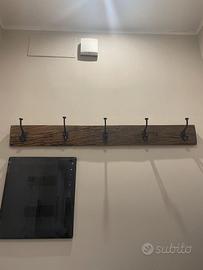 Appendiabiti in legno massello e ganci in metallo